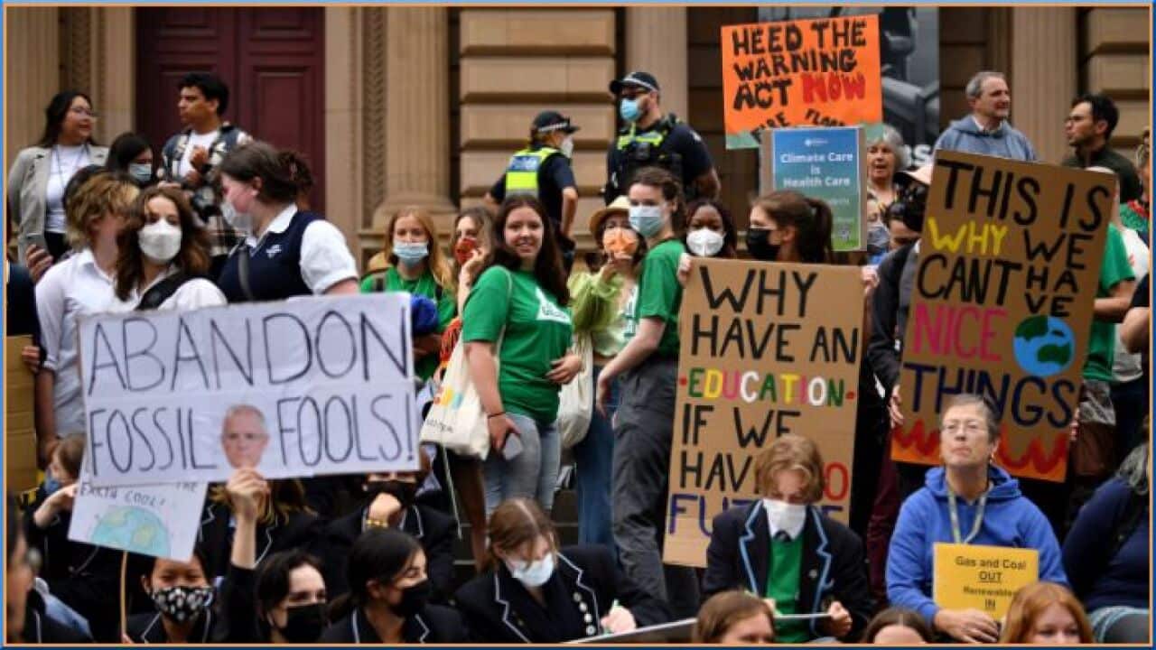 Ученици държат плакати по време на стачка-протест  в Мелбърн за опазване на околната среда и климата.