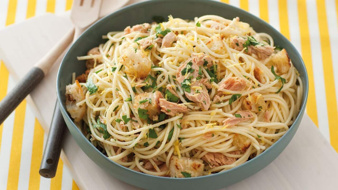 Spaghetti with tuna, croutons and parsley