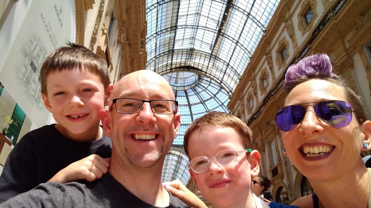 Davide Rigo con la moglie Elena e i figli a Milano in Galleria.