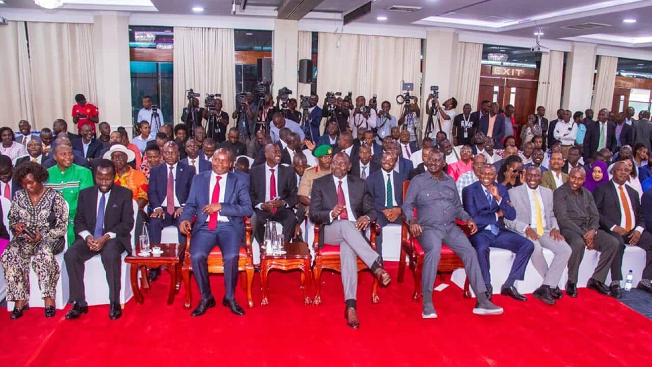 Rais Rutto na Raila Odinga wakiwa pamoja na washirika wao, katika hafla ya kutia saini makubaliano ya kuchangia uongozi.jpg