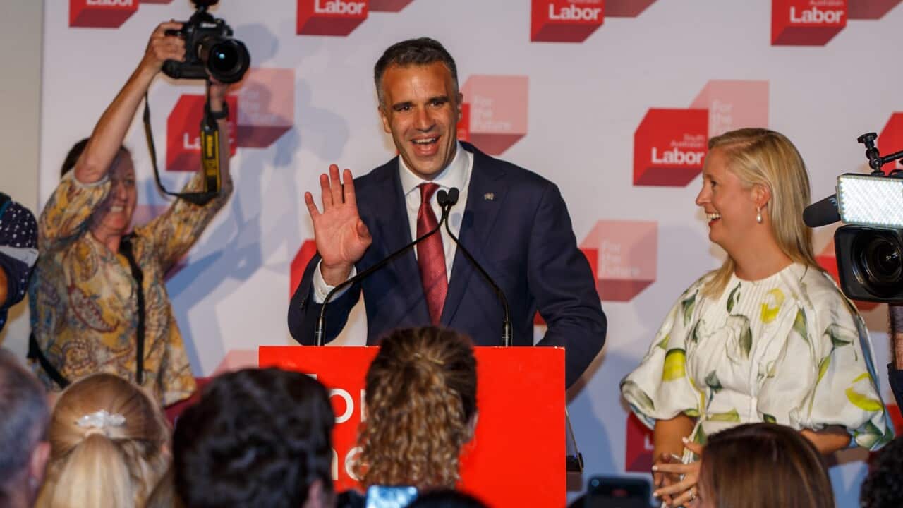 Peter Malinauskas na mkewe Annabel washerehekea ushindi wa chama cha Labor cha Kusini Australia 2022.