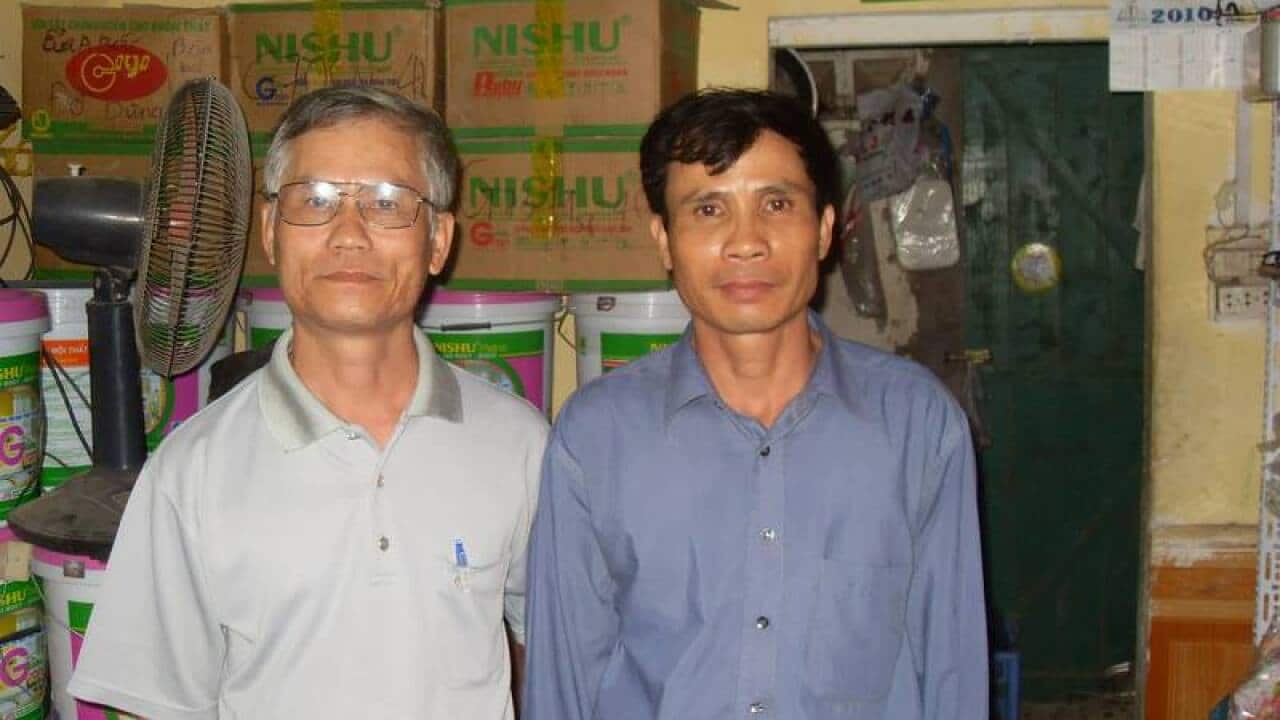 Mục sư Thân Văn Trường (trái) với người nhà của nhà văn bất đồng chính kiến Trần Khải Thanh Thủy ở Hà Nội năm 2016.