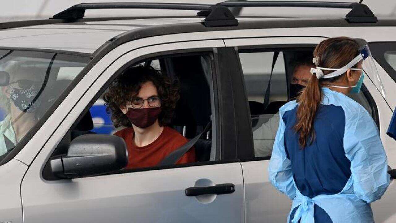 یک کارمند صحی در حال انجام آزمایش پیسیآر کرونا در سیدنی