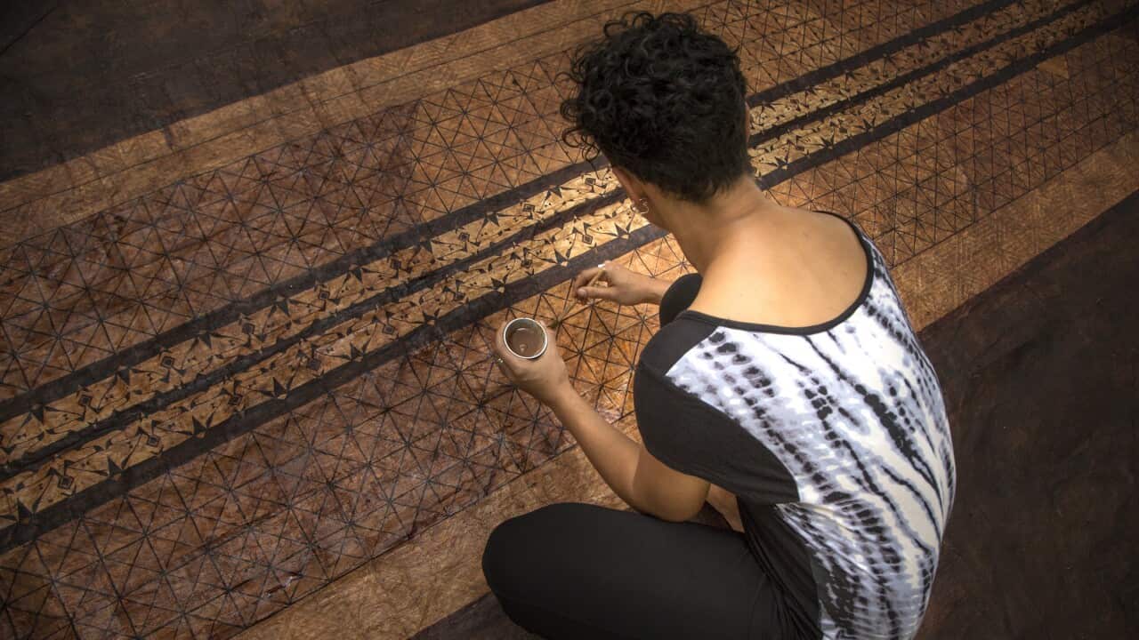 Ruha Fifita - peinture utilisant des colorants naturels dont l'argile colorante et le beurre de karité.
