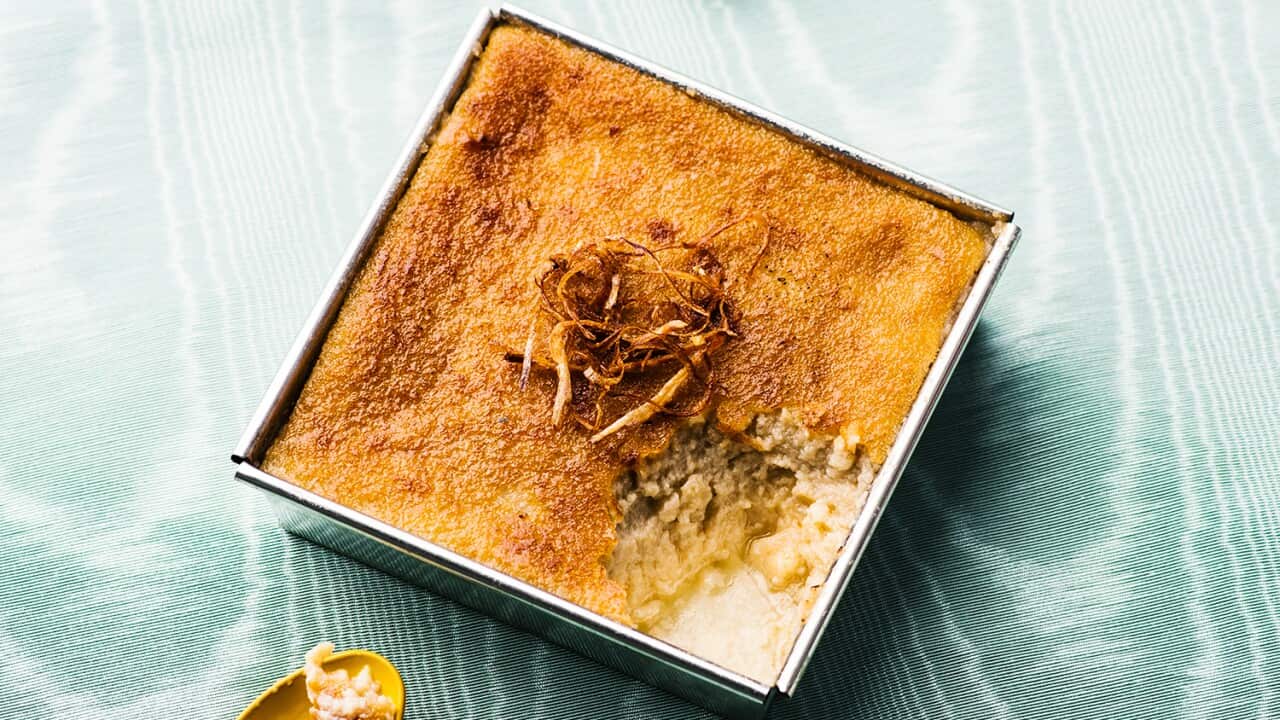 Taro custard with fried shallots (khanom mor gaeng)