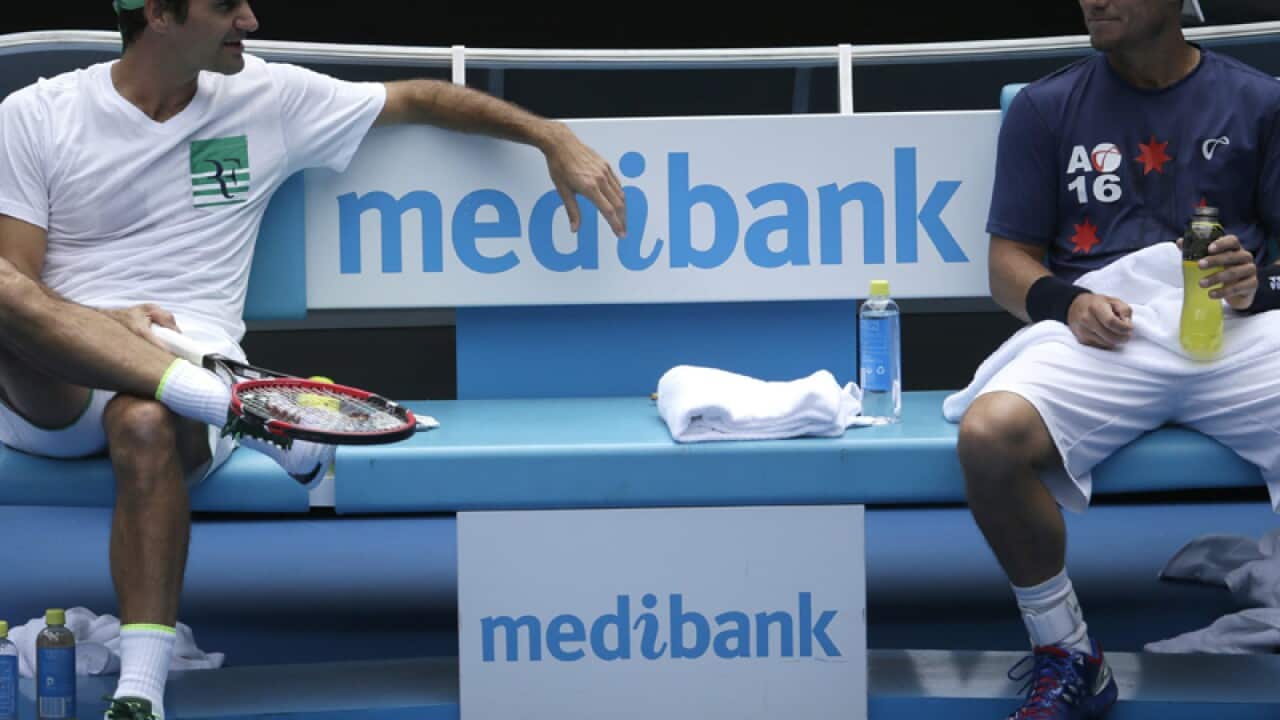 Roger Federer (L) and Lleyton Hewitt (R)