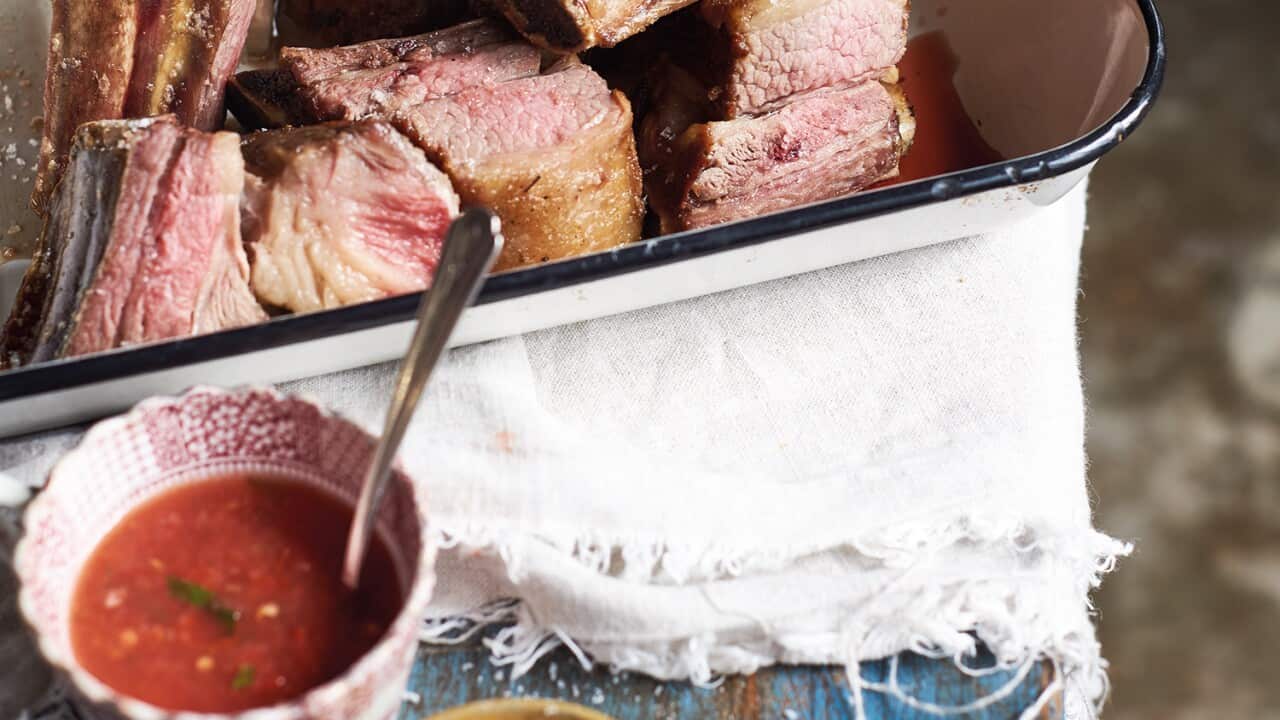 Barbecued short ribs with tomato salsa