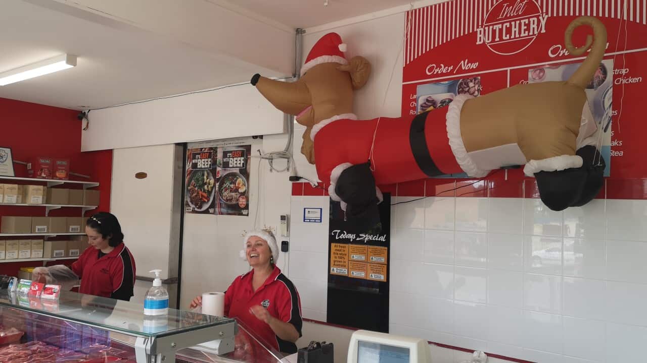 Weihnachtsdekoration beim Metzger im Dorf