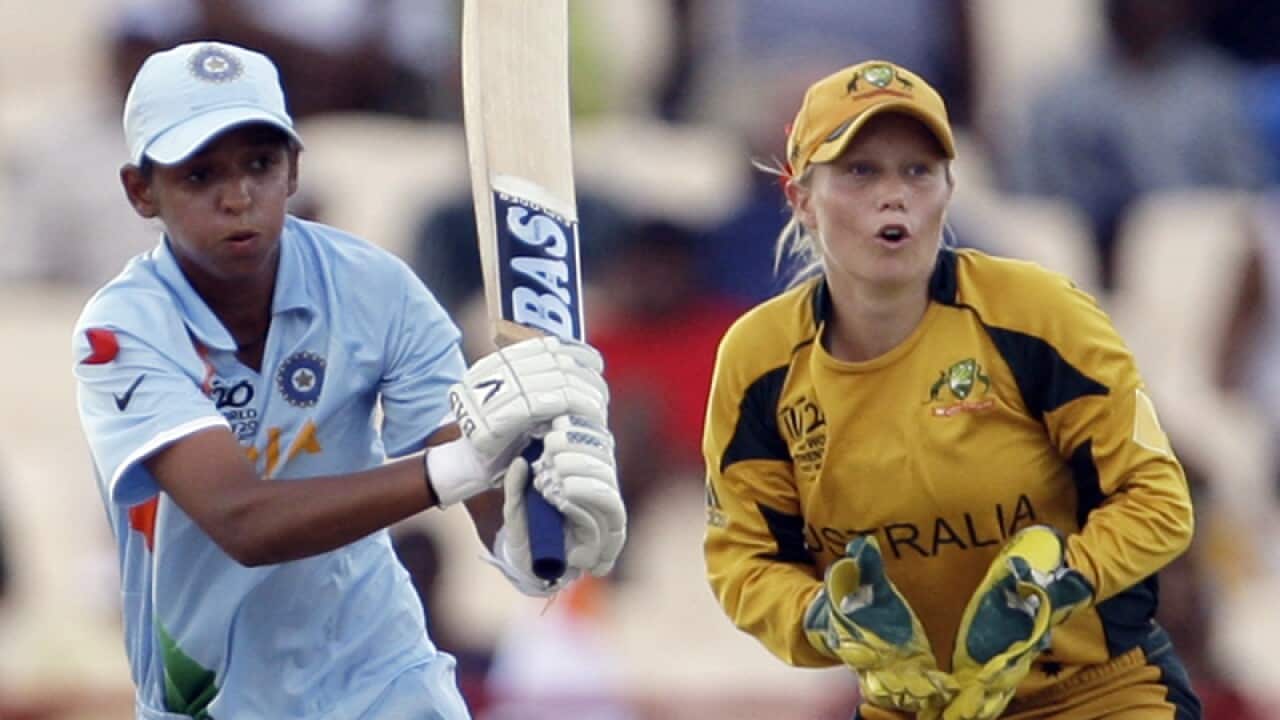 Alyssa Healy (R) in action