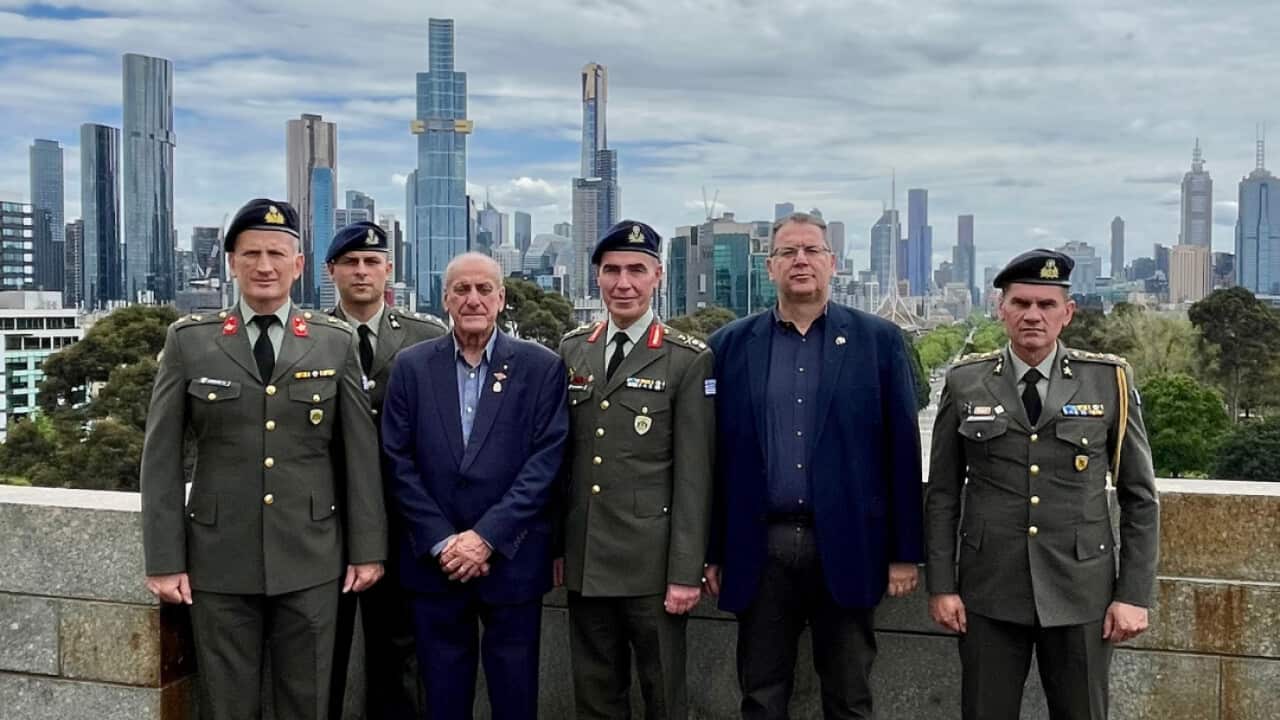 Η αποστολή της Στρατιωτικής Σχολής Ευελπίδων με τον πρόεδρο του Αυστραλο-Ελληνικού Μνημείου, Στηβ Κυρίτση στο Shrine of Remembrance, Μελβούρνη, 22 Νοεμβρίου 2025 