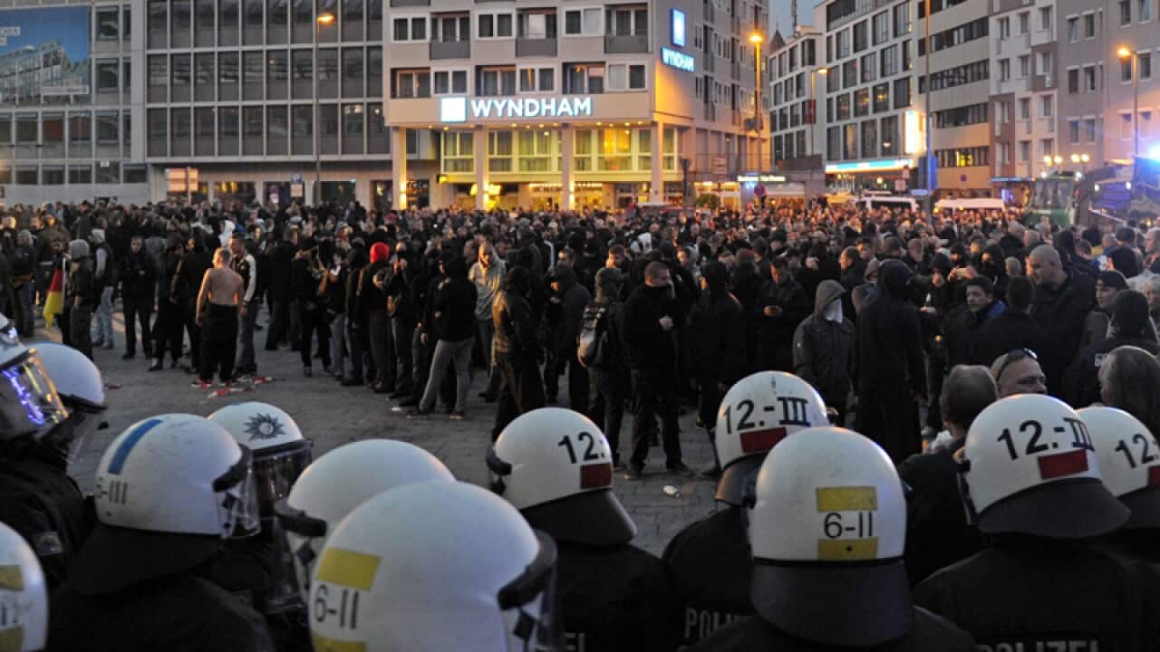German police encircle demonstrators