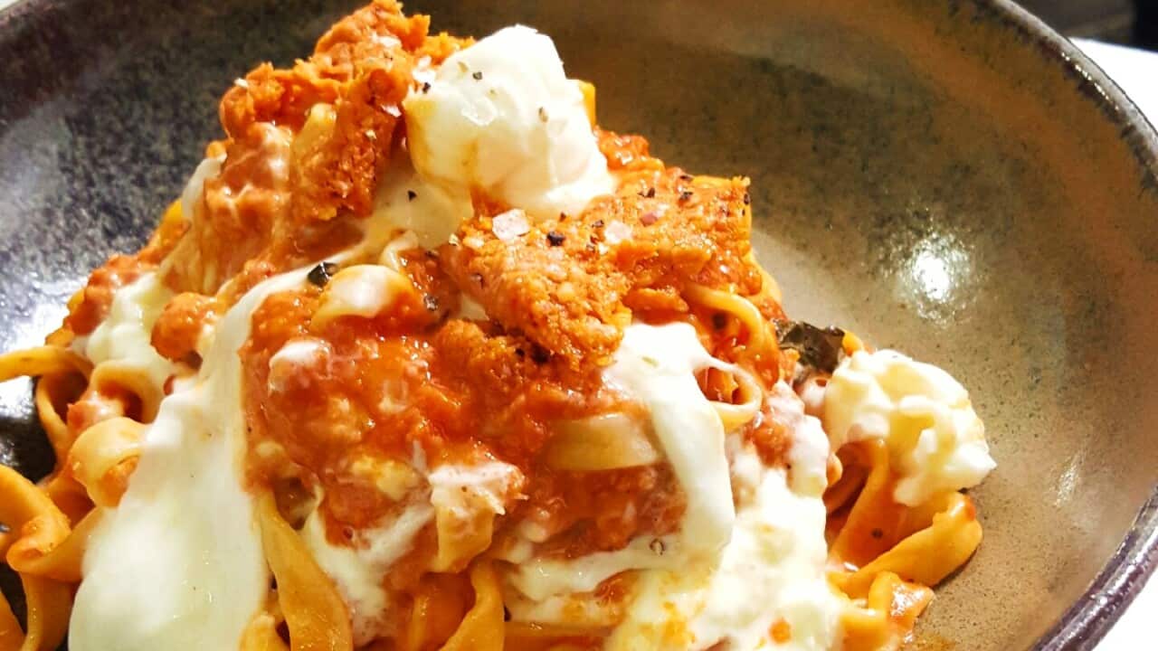 Bastano due prodotti freschi come la 'nduja e la stracciatella per avere un sugo ricco di tradizione.