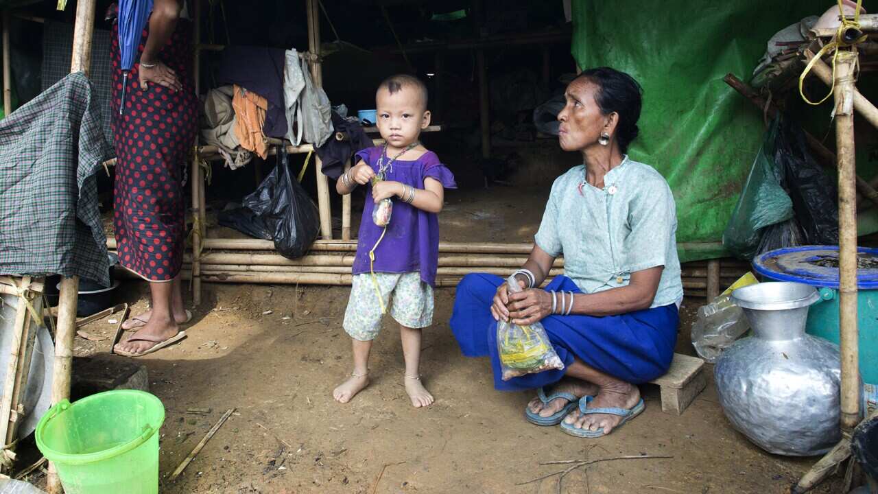 ဓါတ်ပုံ - စစ်ရှောင်စခန်းတစ်ခု ရခိုင်ဒေသခံမိသားစု(သံလွင်ခက်)