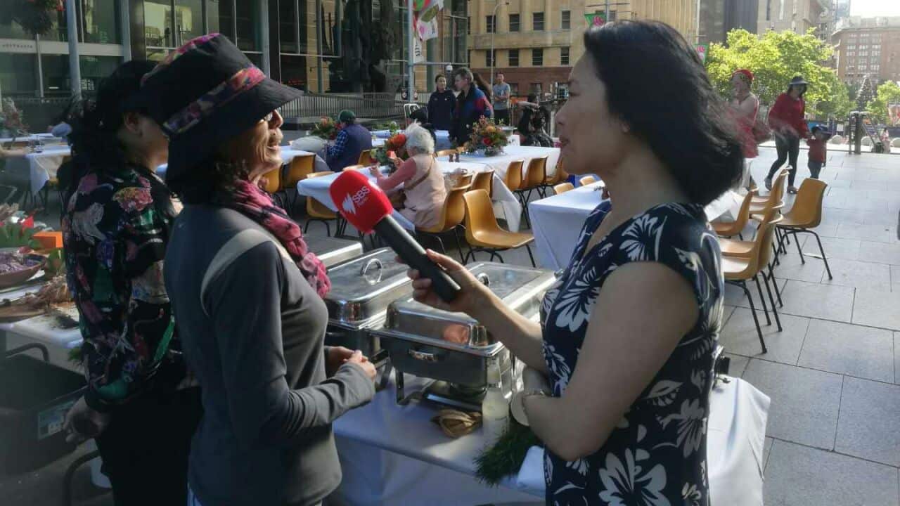 Chinese voluteers provide help to the homelessness