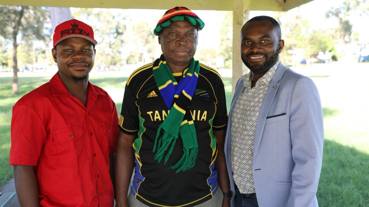 Msanii Future (kushoto), Dr Kaitila (katikati) Rais wa Jumuiya yawa Tanzania wa Queensland, na Mike (kulia) Rais wa Jumuiya yawatu kutoka DR Congo wa Queensland.