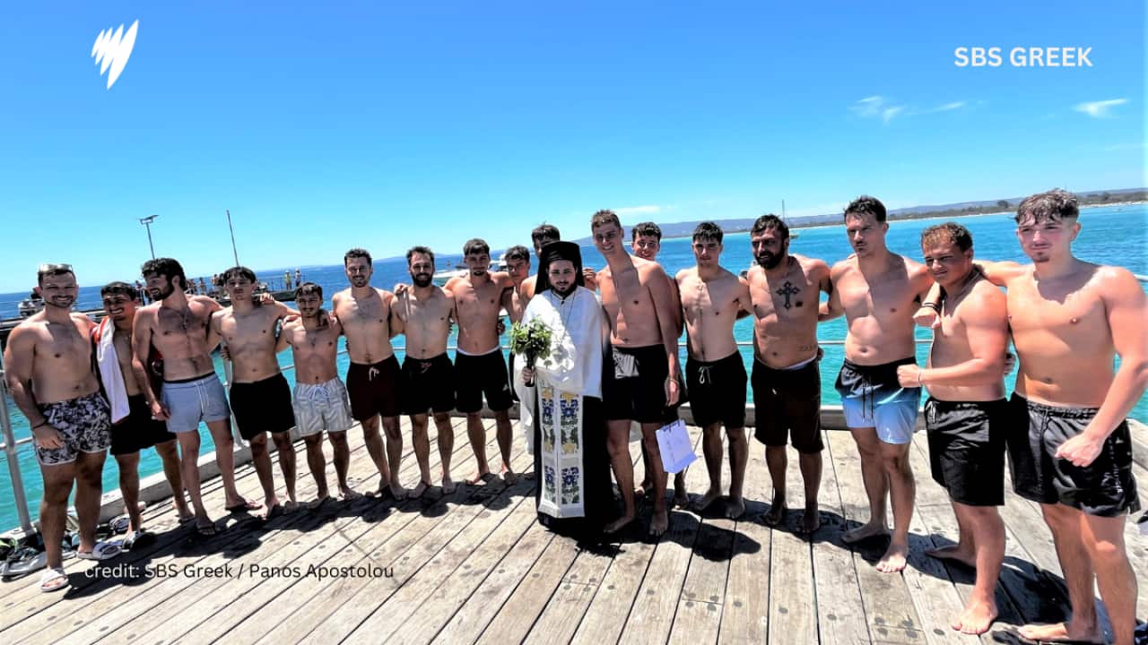 Η παραλία Rye, στη χερσόνησο Mornington της Βικτώριας σχεδόν εκατό χιλιόμετρα από την Μελβούρνη, γέμισε από κόσμο για να ζήσει από κοντά τη μεγάλη Γιορτή των Θεοφανείων