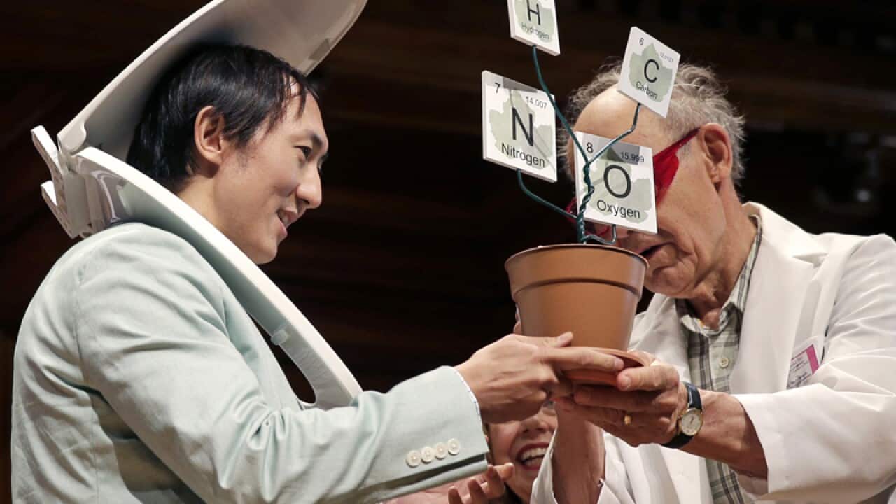 David Hu accepts the Physics Prize,