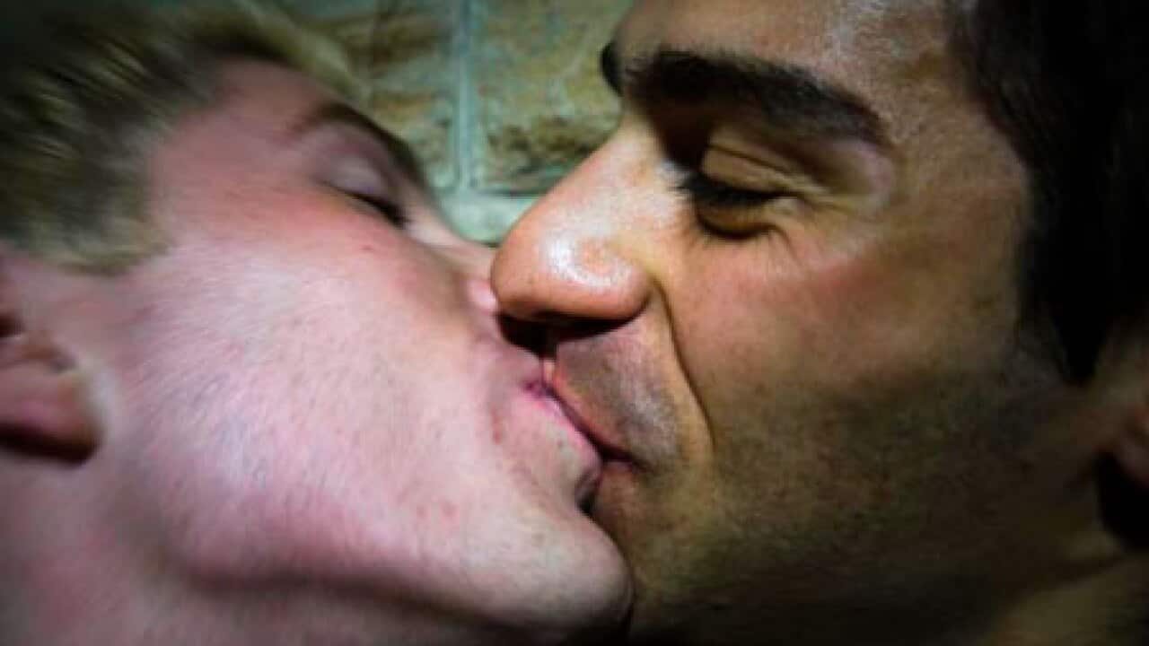 gay_men_kiss_091218_B_aap_1213594718