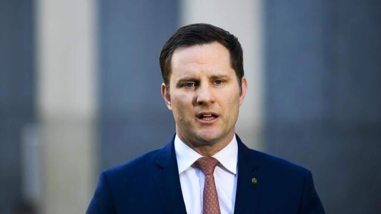 وزیر مهاجرت الکس هاوک میگوید آسترالیا از «هر اهرمی» برای خارج کردن همکاران افغان خود از افغانستان استفاده خواهد کرد.