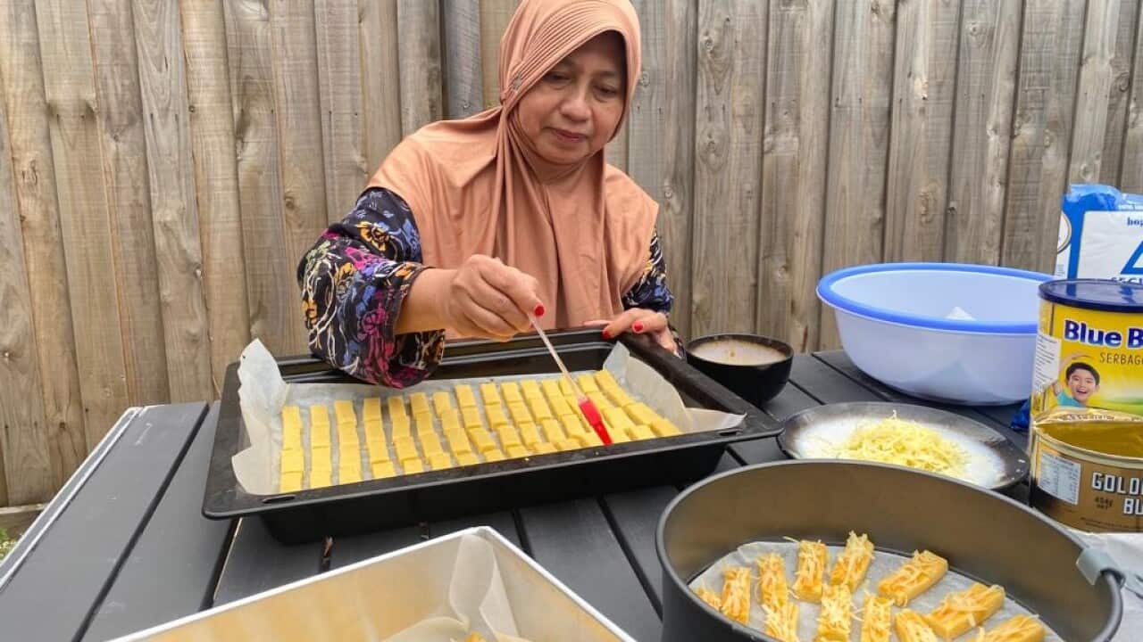 Syahni Yetti from Pekanbaru making snack for breaking the fast at her daughter’s place in Melbourne. (Supplied – Apr 2023).