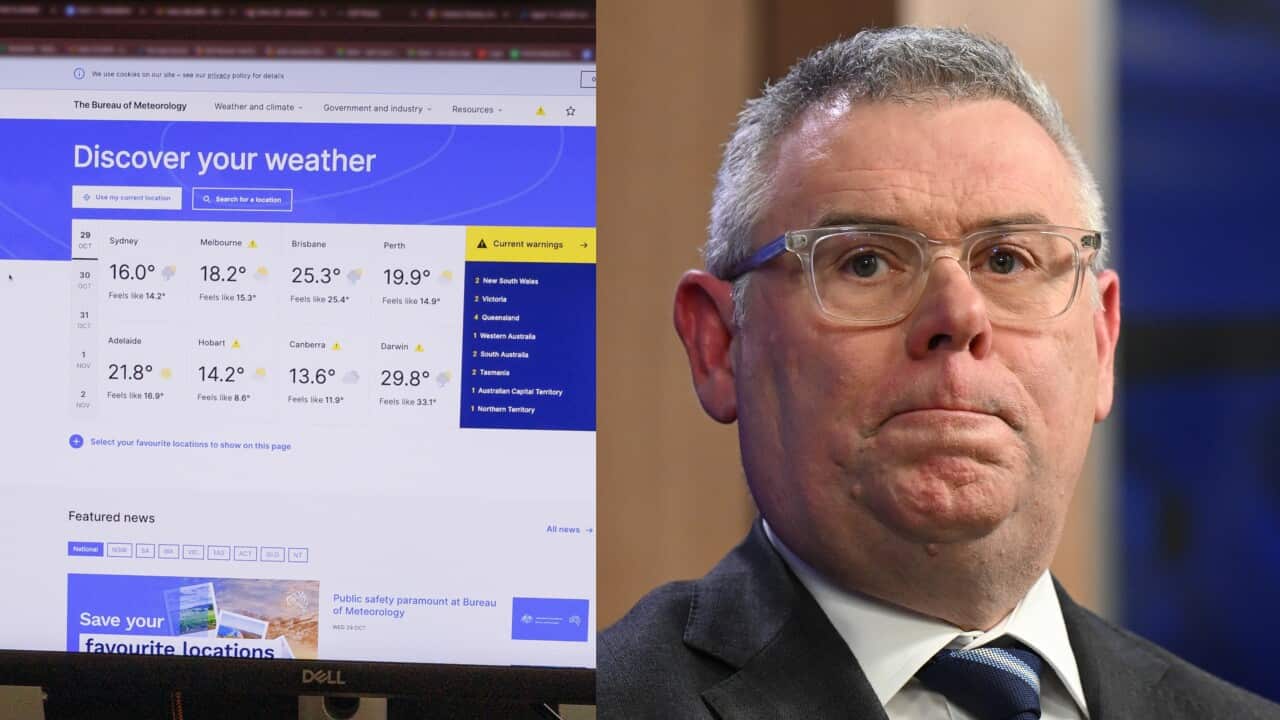 صورة مقسمة (على اليسار) لصفحة ويب بعنوان «اكتشف طقسك» مع درجات حرارة مختلفة عليها و (على اليمين) رجل يرتدي بدلة وربطة عنق ويرتدي نظارات 