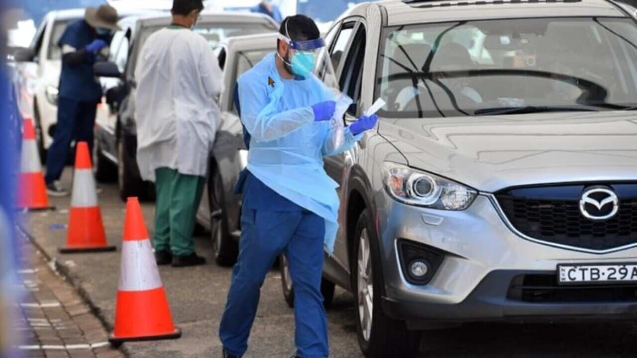 صف مردم در یک مرکز آزمایش کووید-۱۹