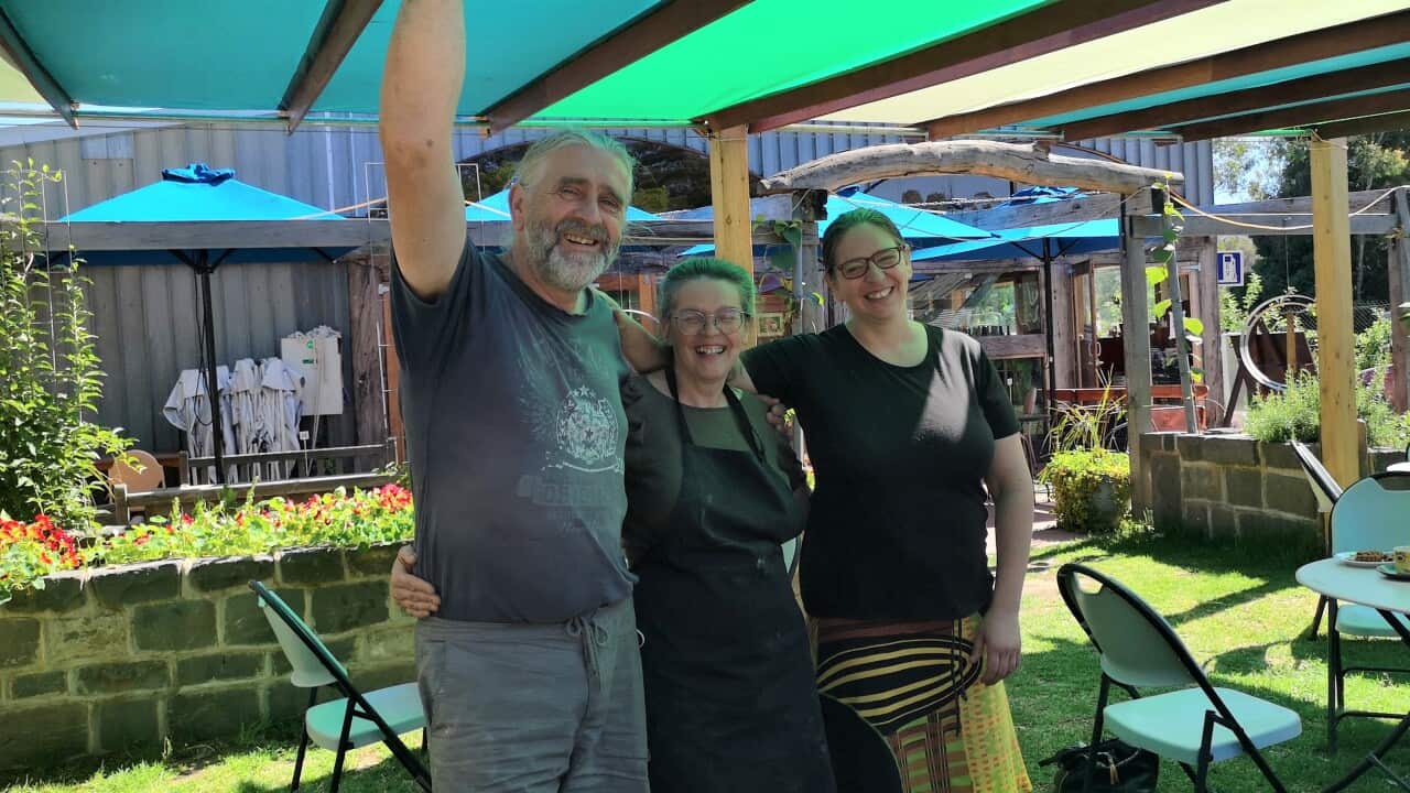 Thomas, Gabi und Sabine Moritz vor dem Familienbetrieb