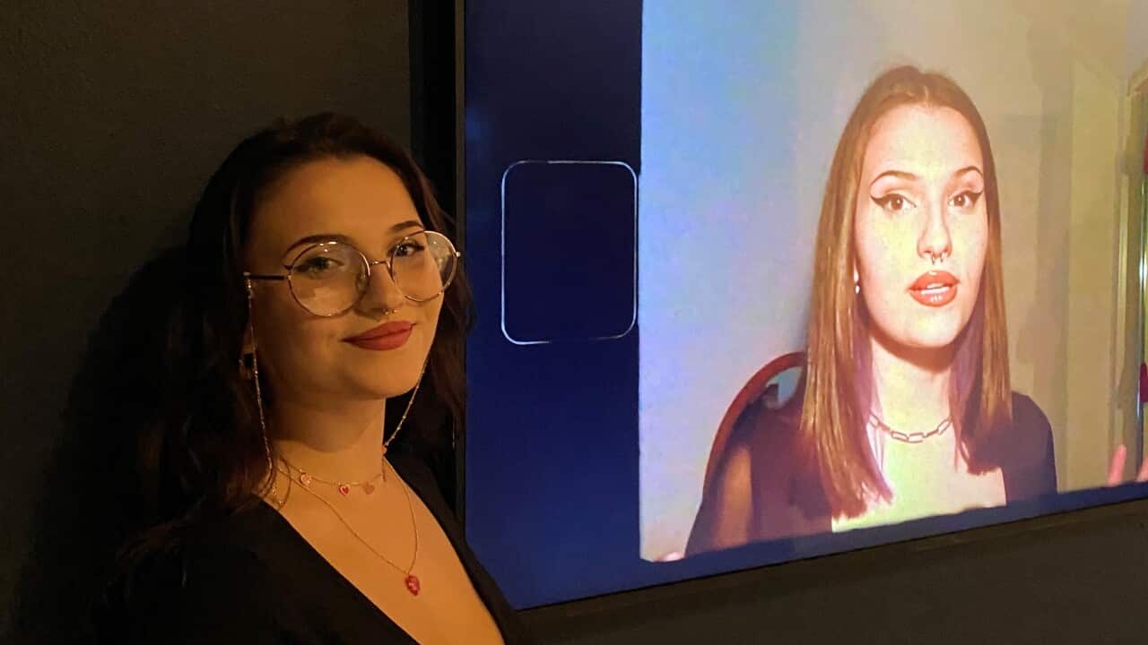 Francesca Di Paolo con la sua opera, "Mother(land)- a poem about immigration”