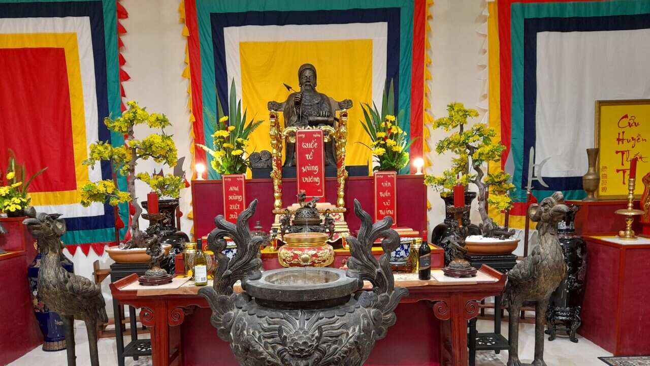 Bàn thờ linh vị anh hùng tại Đền Thờ Quốc Tổ tại Victoria.jpg