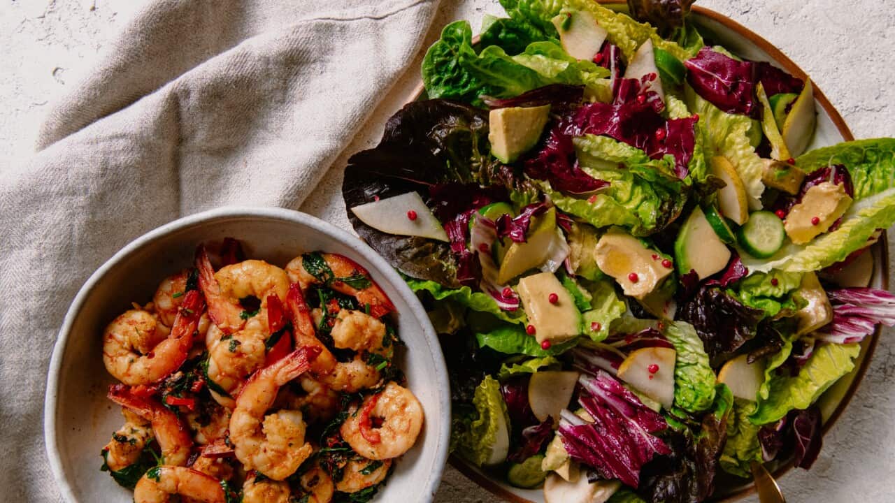 Garlic prawns with salad