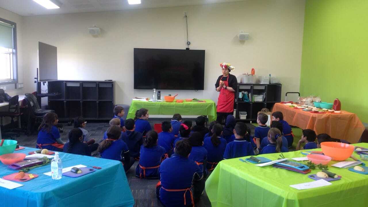 nutritionist gives tips to kids in school