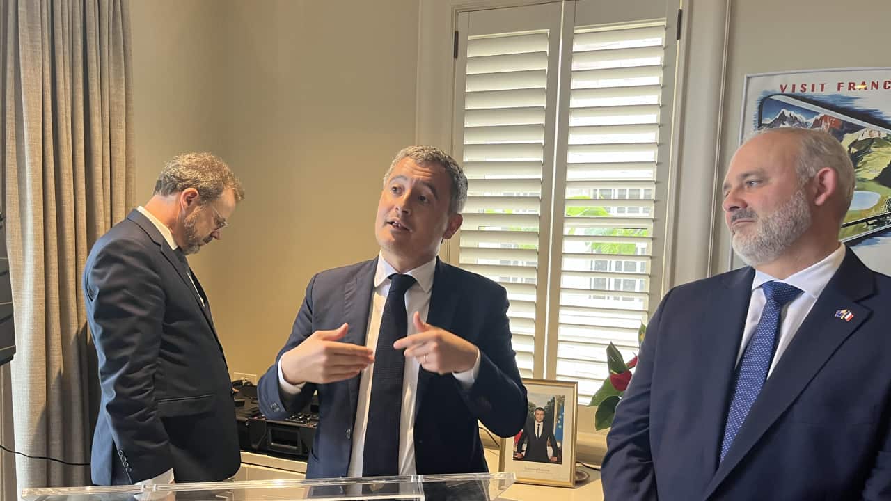 Le ministre français de l'Intérieur, Gérald Darmanin, s'adresse aux Français d'Australie, en compagnie de l'ambassadeur, Pierre-André Imbert (à droite), et du consul général de France à Sydney, Martin Juillard.