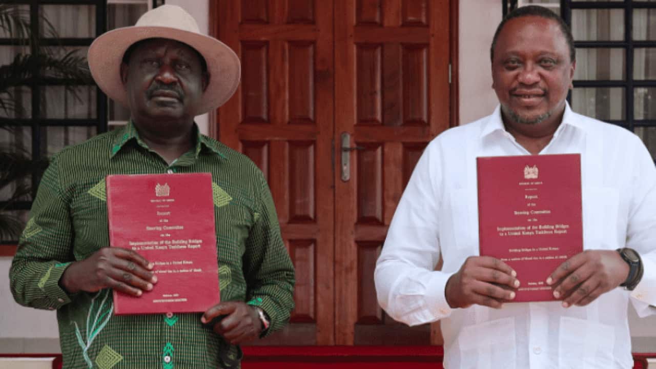 Raila Odinga na Rais Uhuru Kenyatta wakiwa na ripoti ya BBI