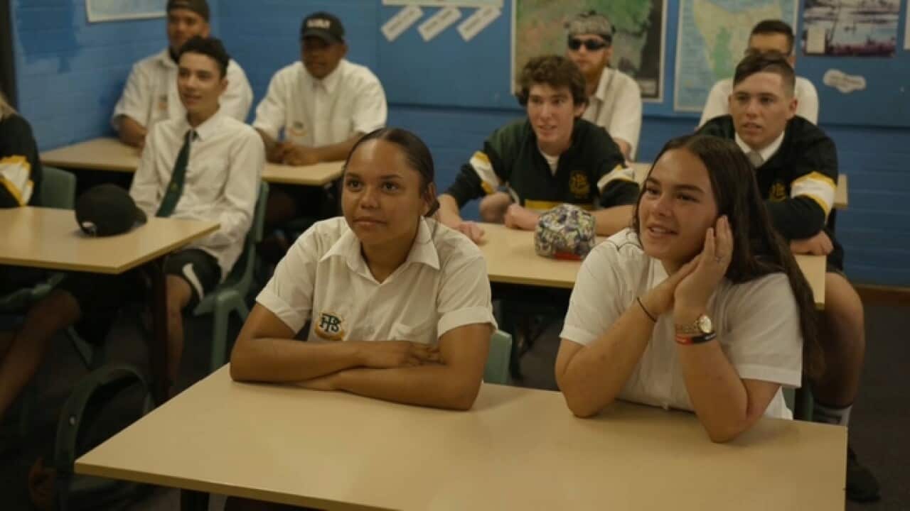 دانش آموزان دبیرستان پیل در حال یادگیری زبان بومی گامیلارای