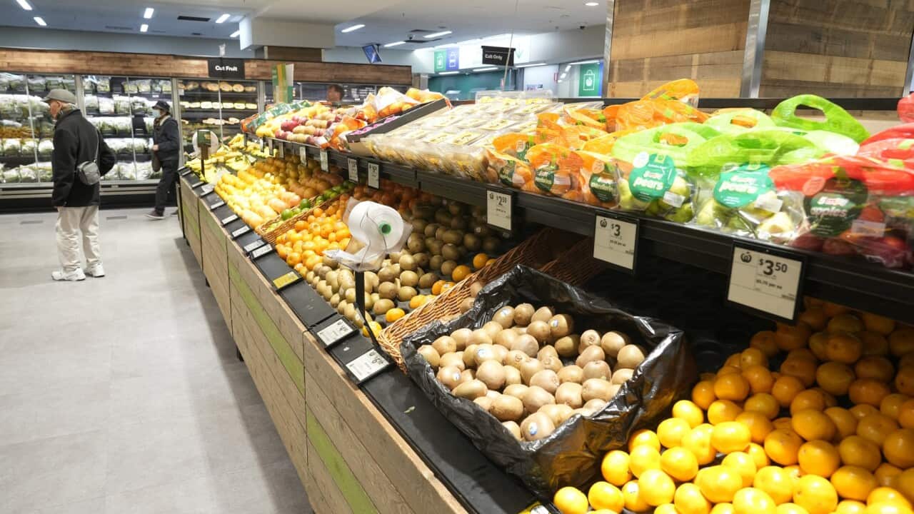 Shoppers in a supermarket in Sydney (AAP).