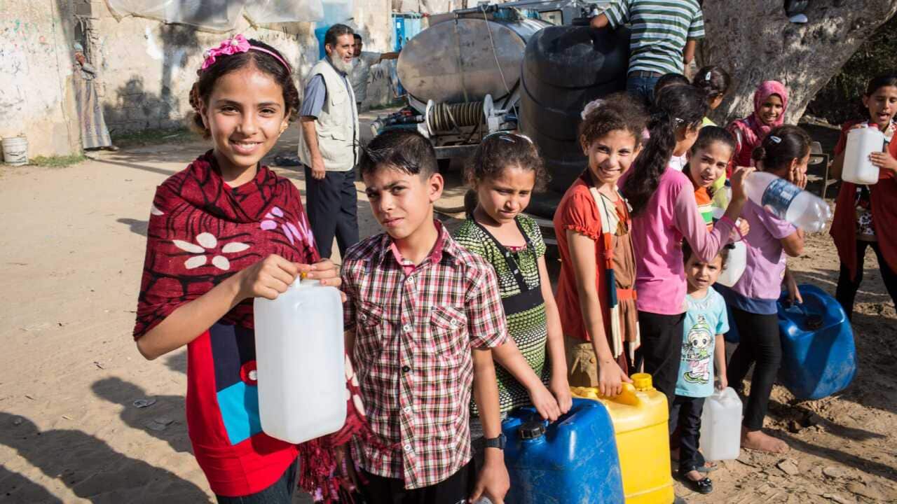 Weworld distribuzione acqua potabile in Palestina.jpeg