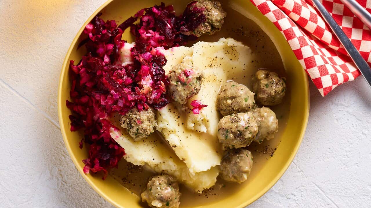 PULPETY WITH COLD BEET SALAD AND MASHED POTATO64664 copy.jpg