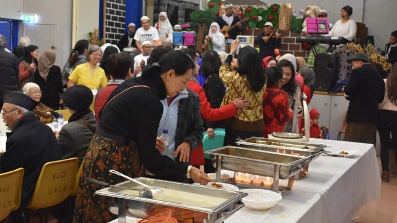 Singing, dancing, eating and being together at IKAWIRIA's Halal bi Halal, 24 June 2018  – (SBS Indonesian)