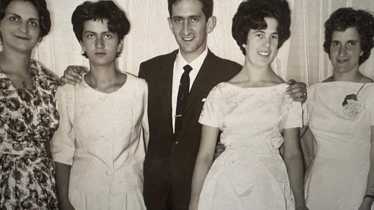 1961 Annibale a Firenze con le sorelle e la moglie Santina.jpg
