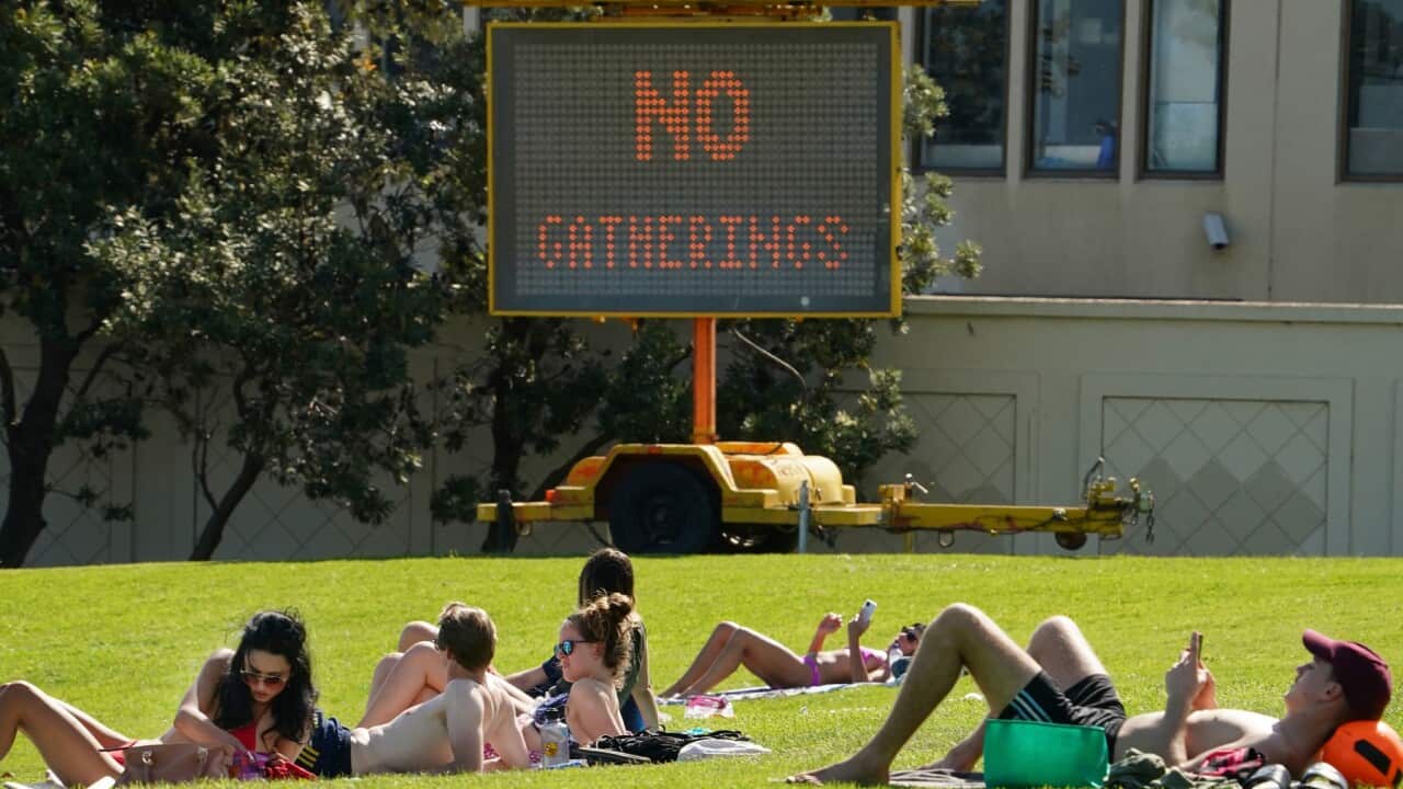 eople ignoring social distancing advice at St Kilda Beach in Melbourne (AAP)