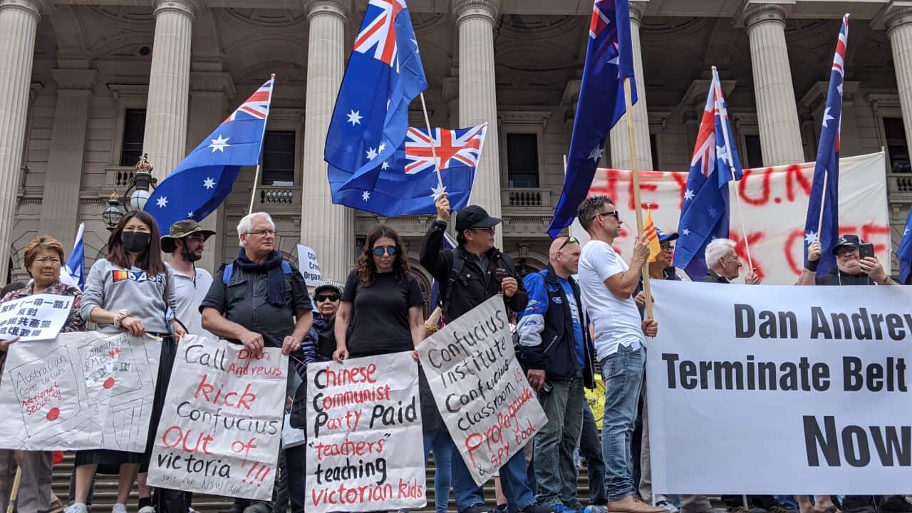 举着各类标语的反一带一路示威者。