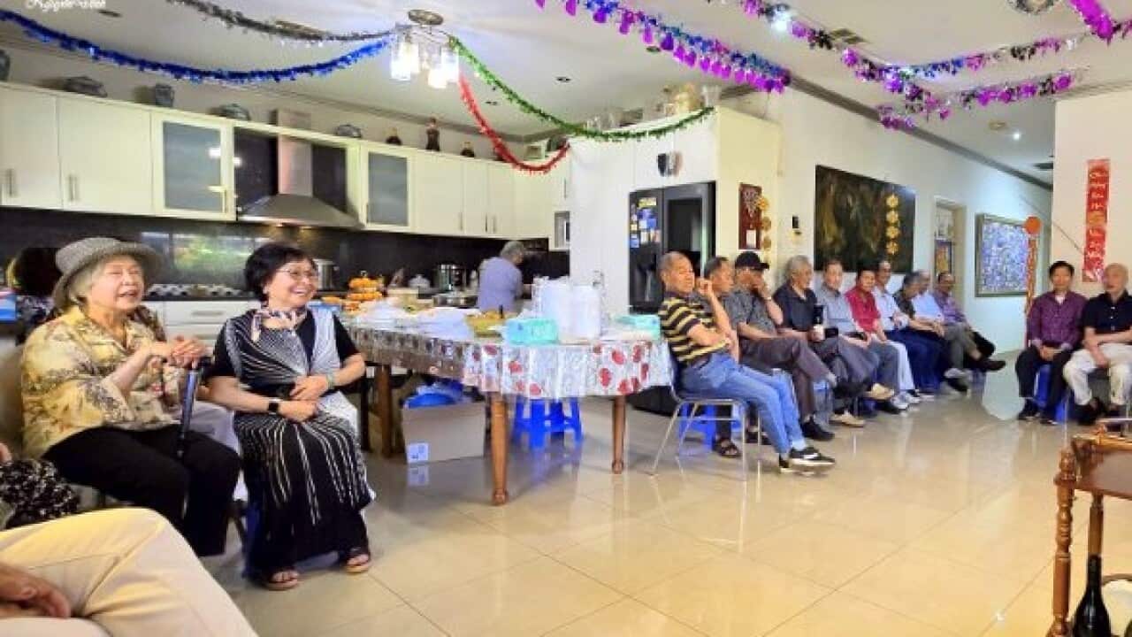 Nguyễn Thị Huyến bên trái.jpg