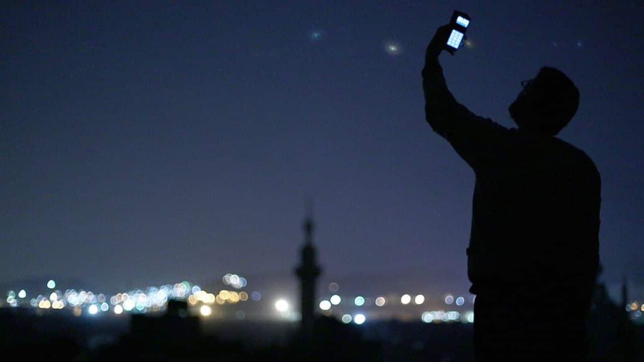 How to keep your mobile phone connected when the network is down