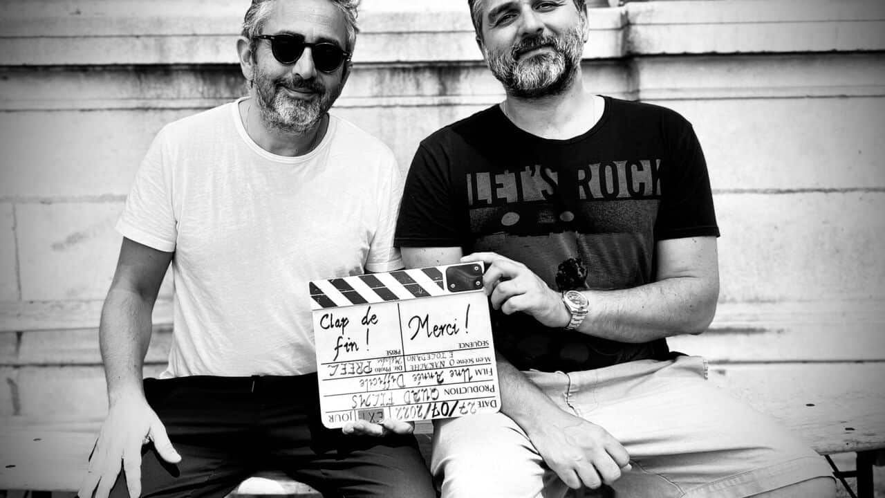 Eric Toledano (Gauche) & Olivier Nakache (Droite) ©Carole Bethuel - 2022 Quad Films – Ten Cinéma – Gaumont – TF1 Films Production.jpeg