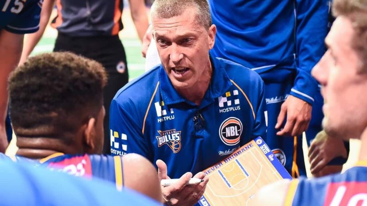 Bullets head coach Andrej Lemanis speaks to the players