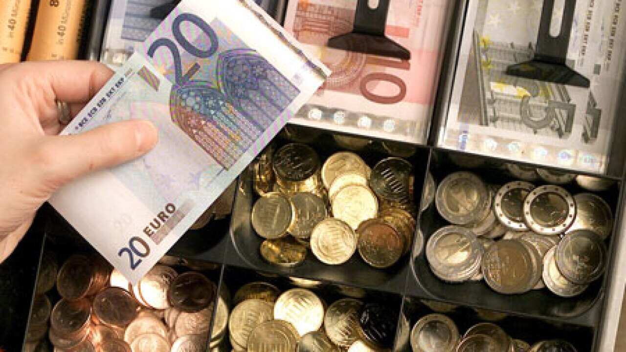 euro_cash_currency_0411_L_aap_122042314