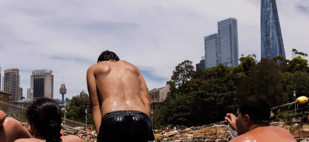 NSW faces 'unusual' October heat as dangerous winds threaten Victoria and SA
