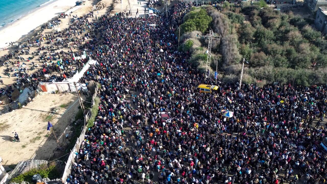 Displaced Palestinians wait to return to northern Gaza