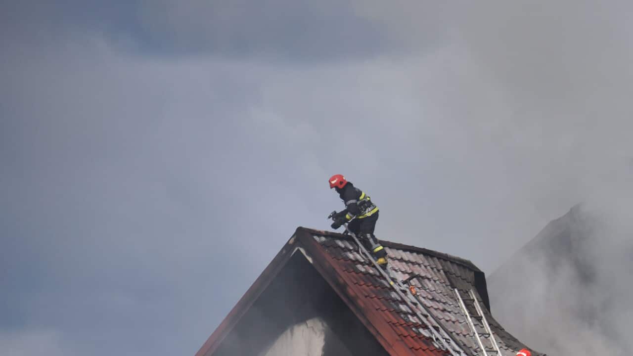Bombeiros apagaram um incêndio num posto de gasolina após o bombardeio desta manhã em Lviv, Ucrânia, por mísseis russos.