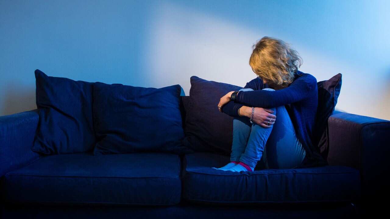 یک زن مبتلا به علائم افسردگی